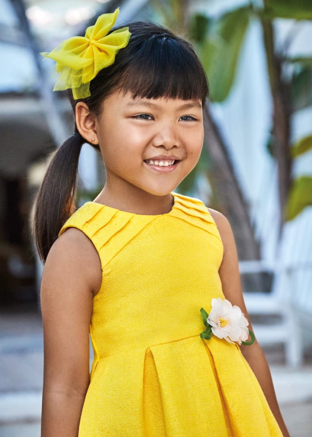 Vestido con aplique floral para niña